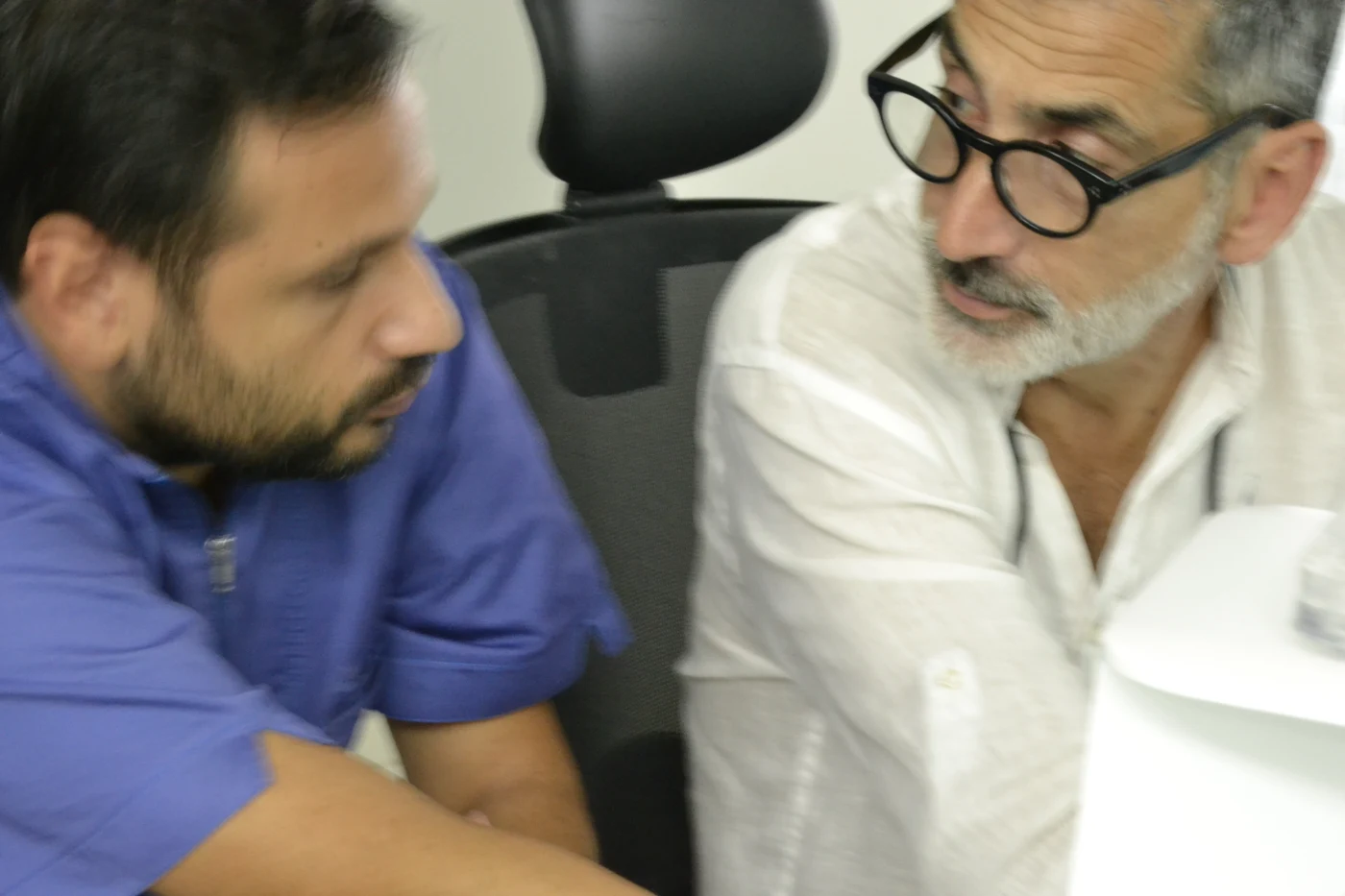 Evandro e un partecipante lavorano insieme durante il corso a Magma